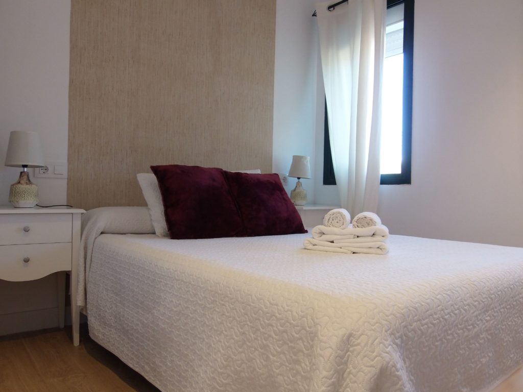 habitación 104 habitación individual cama matrimoino_Hostal Restaurante Benalup Golf